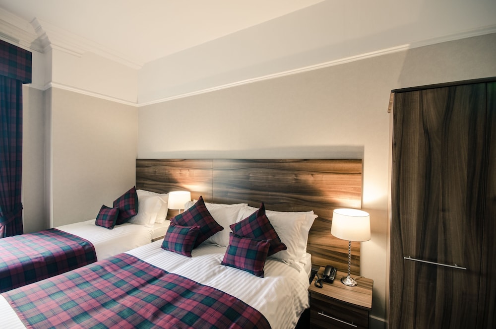 FAMILY, TWIN BEDS