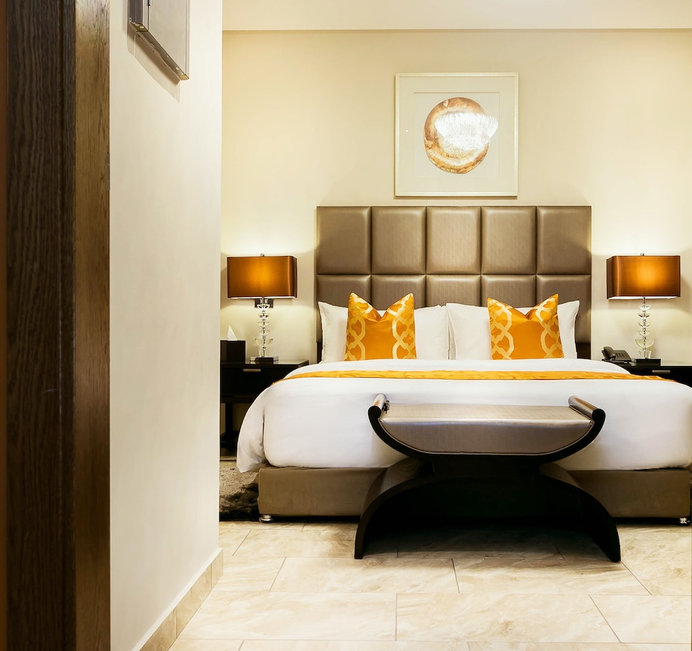 Oak Plaza Suites 60/66