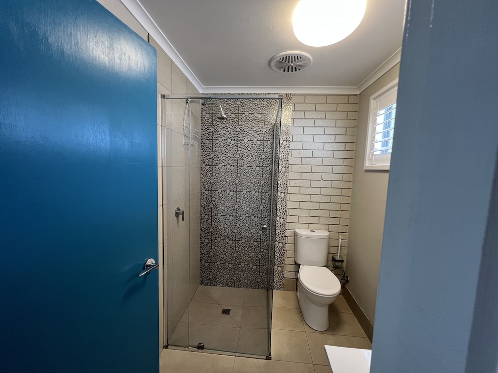 SOUTHERN OCEAN MOTOR INN 67/67