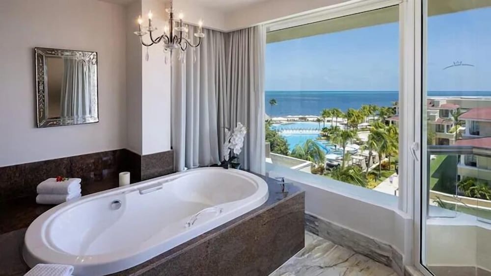3 BEDROOMS, VILLA