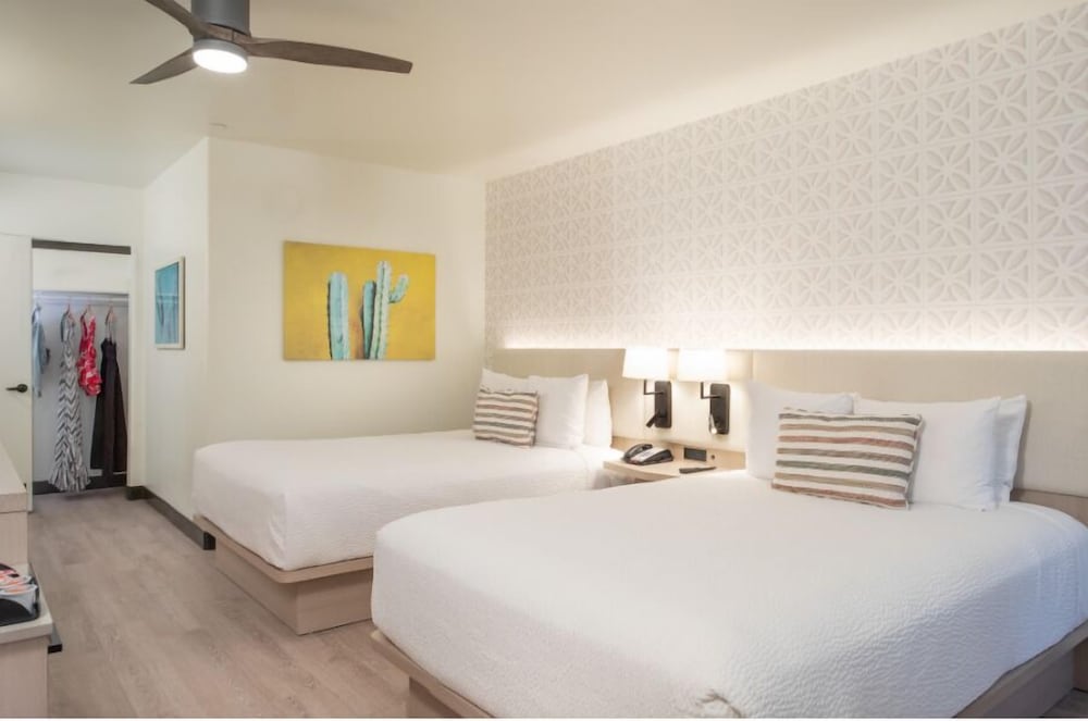 Room, 2 Queen Beds, Pool Side, Balcony