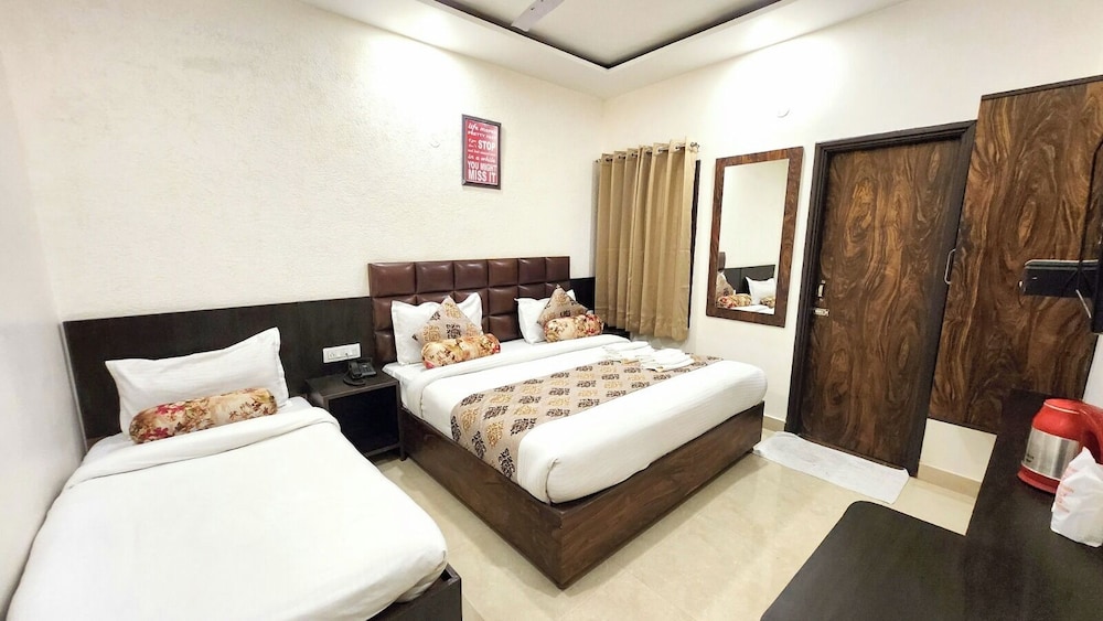 HOTEL KRISHNAS 31/59