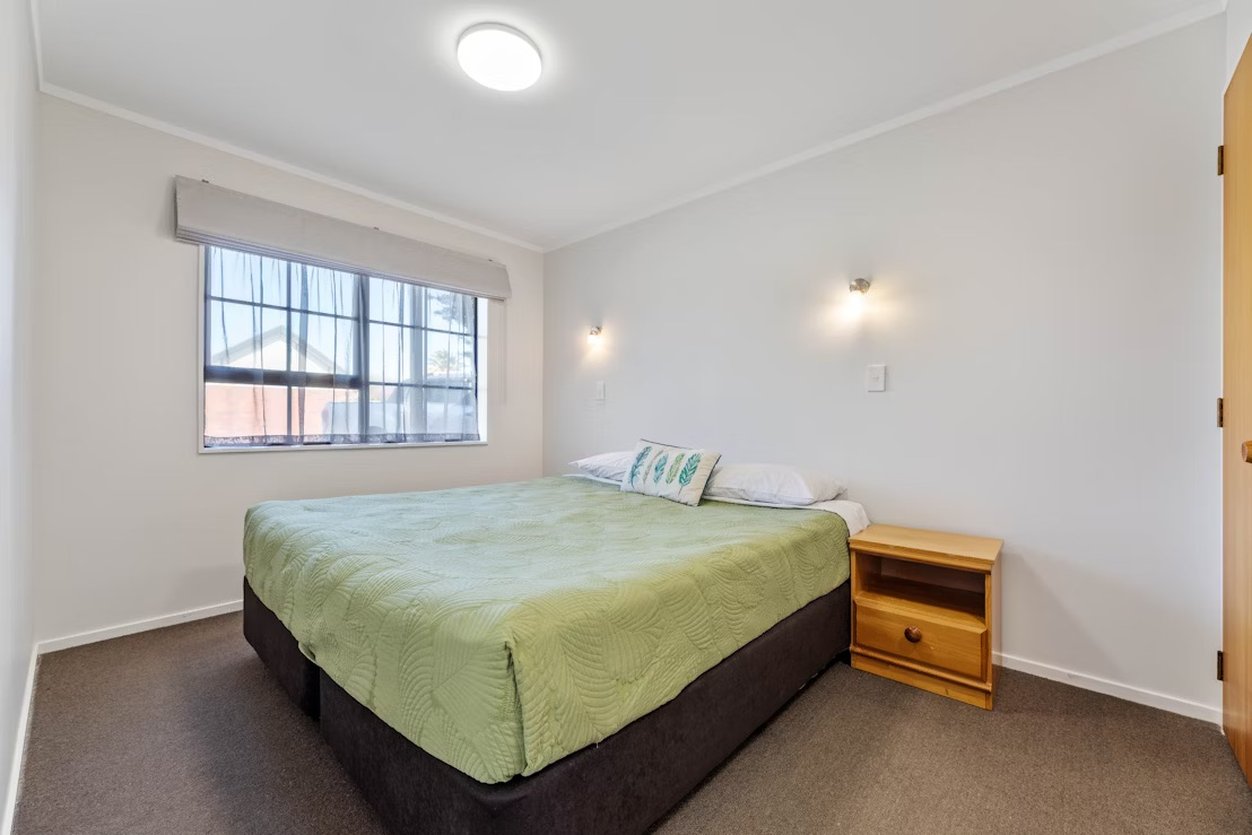 Knightsbridge Court Motor Lodge 15/37