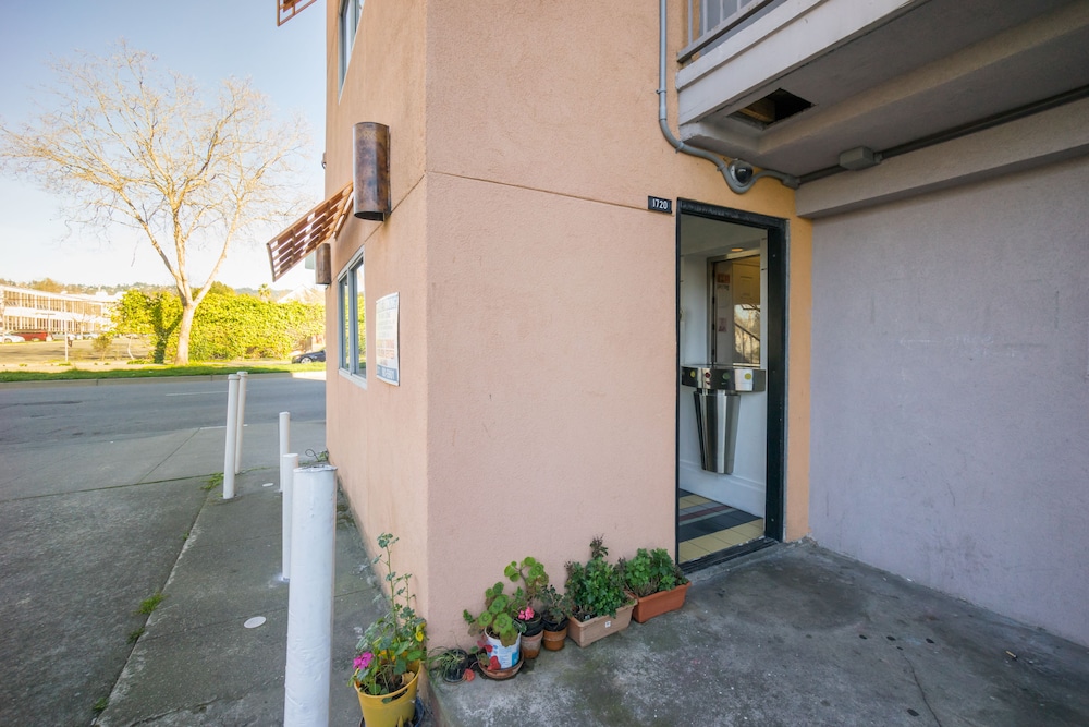Berkeley Inn 30/50