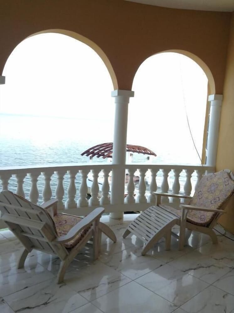 Waters Edge Guest House 17/38