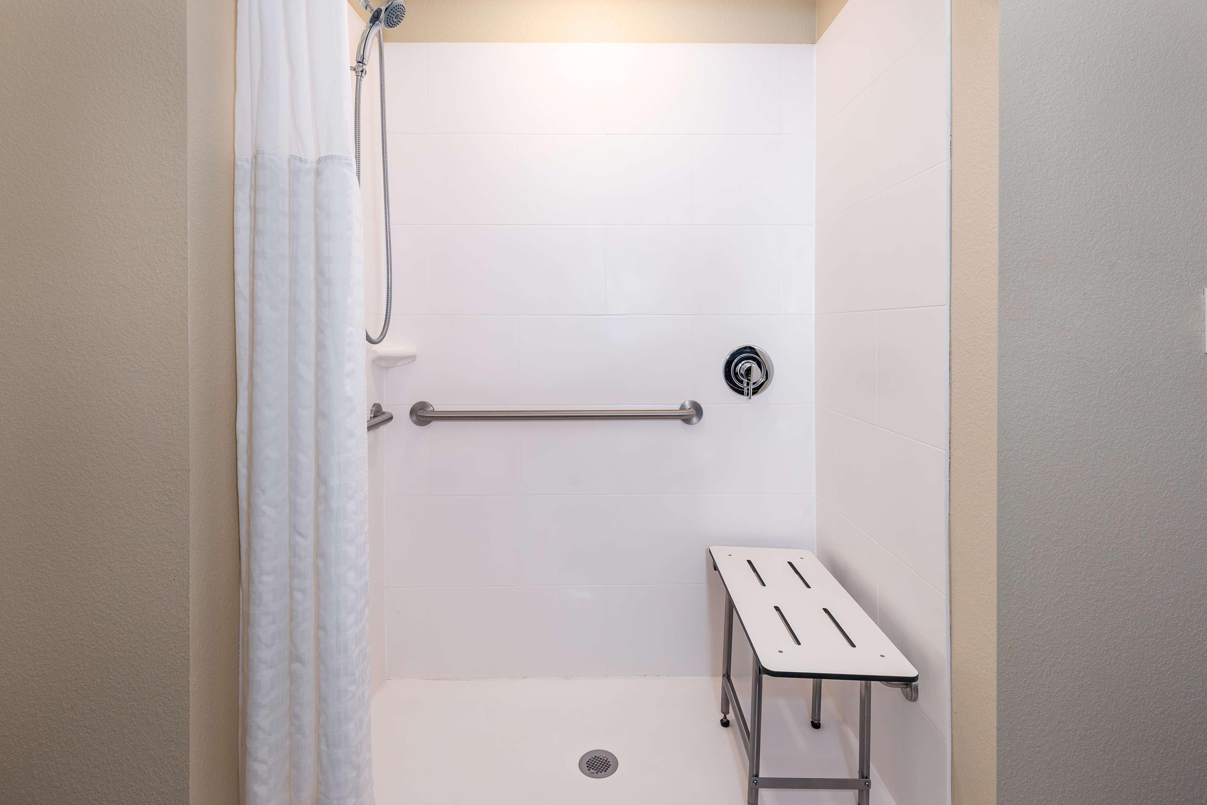 Room, Triple, Accessible, Coral Pointe Sarasota, an Ascend Collection Hotel 4/4
