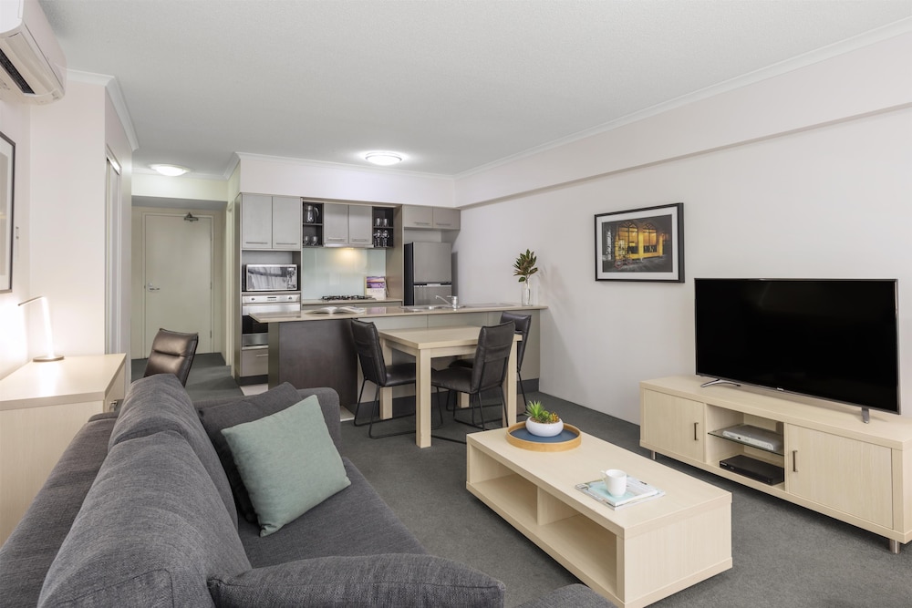 Oaks Brisbane River City Suites 41/72