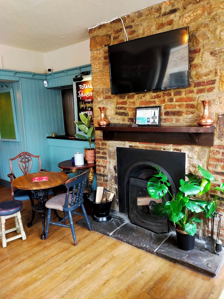 OYO The Victorian Tap B&B 16/28