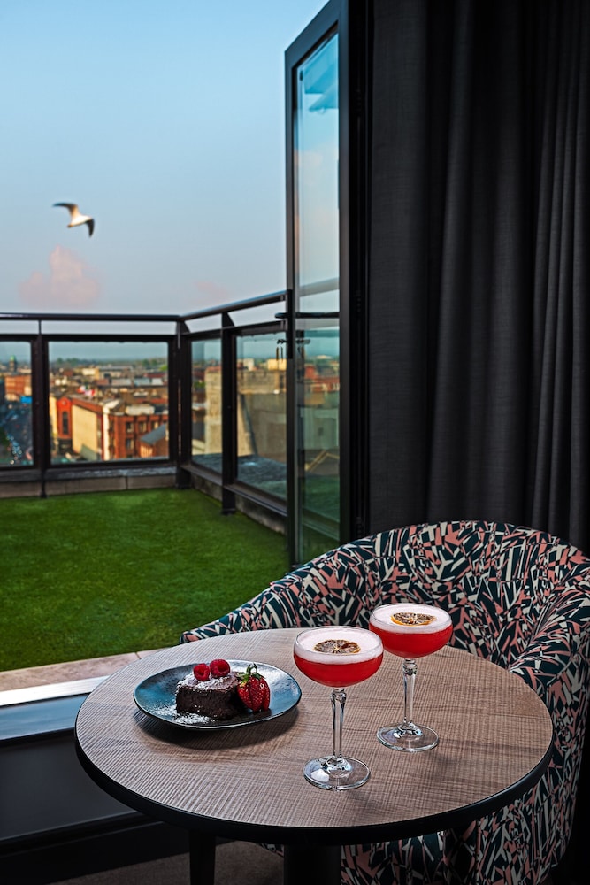 The George Limerick Hotel 56/58