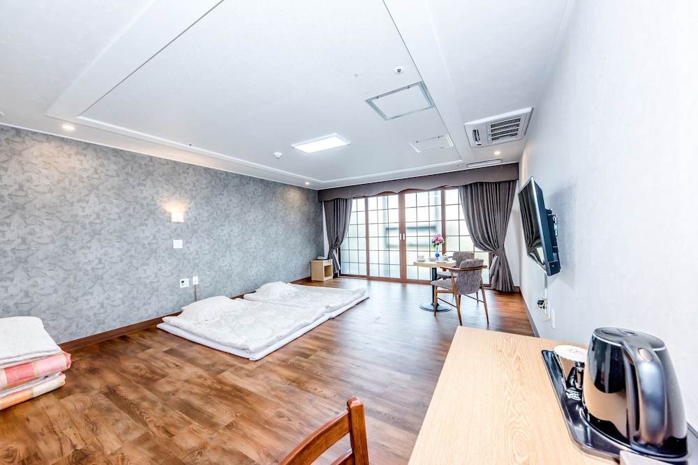 Leslie Hotel 29/42