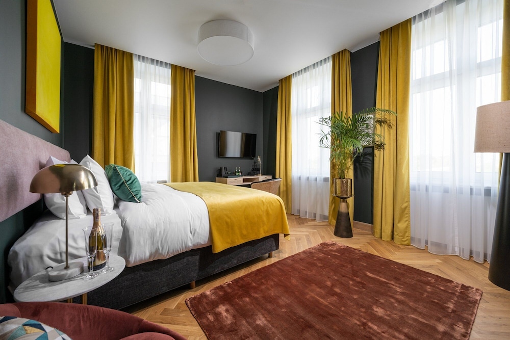 DELUXE, DOUBLE BED, RIVER VIEW