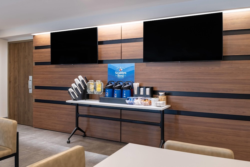 Wingate by Wyndham Geneva at SPIRE Academy 45/56