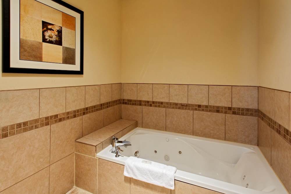 Holiday Inn Express Hotel Suites Cleburne 75/76
