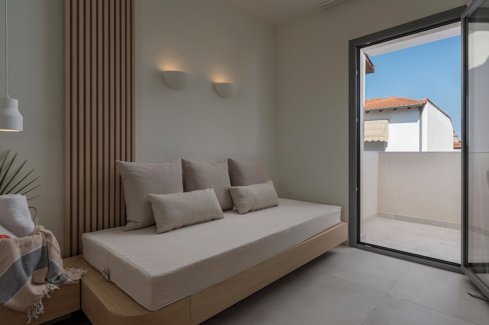 Sandy Seaside Suites 18/66