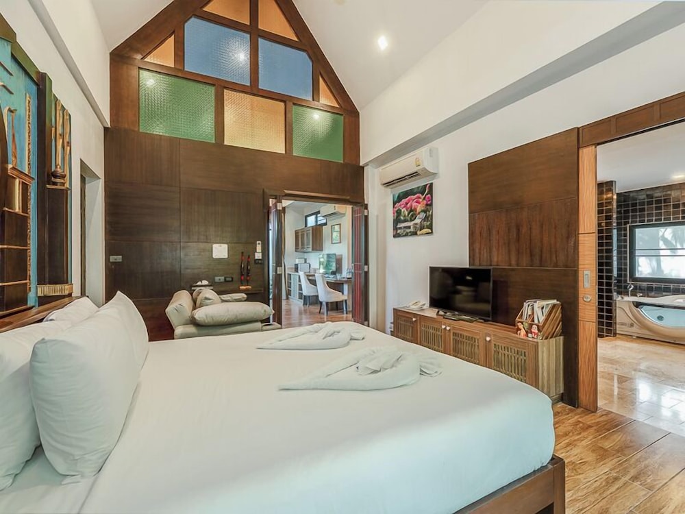 SUITE, KING BED