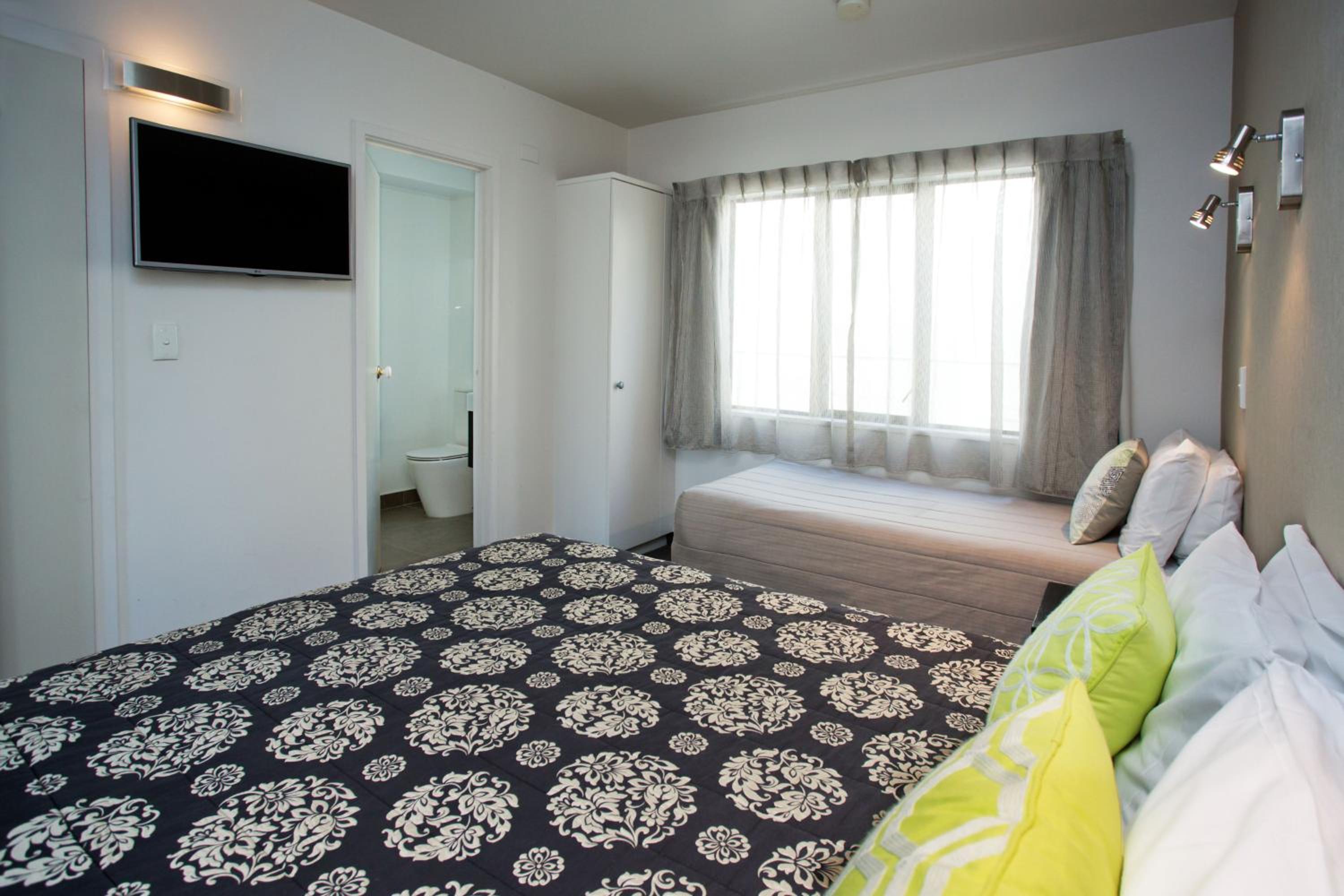 شقة كبيرة بسرير مزدوج وسريرين منفصلين بغرفة نوم واحدة، Cable Court Motel 8/10