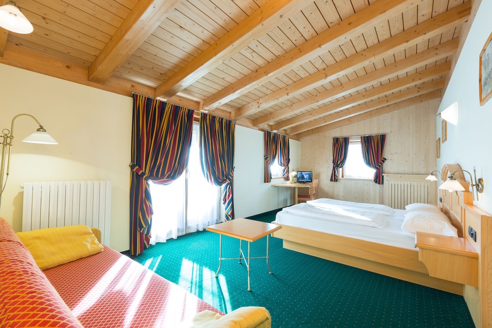Hotel Touring 16/77