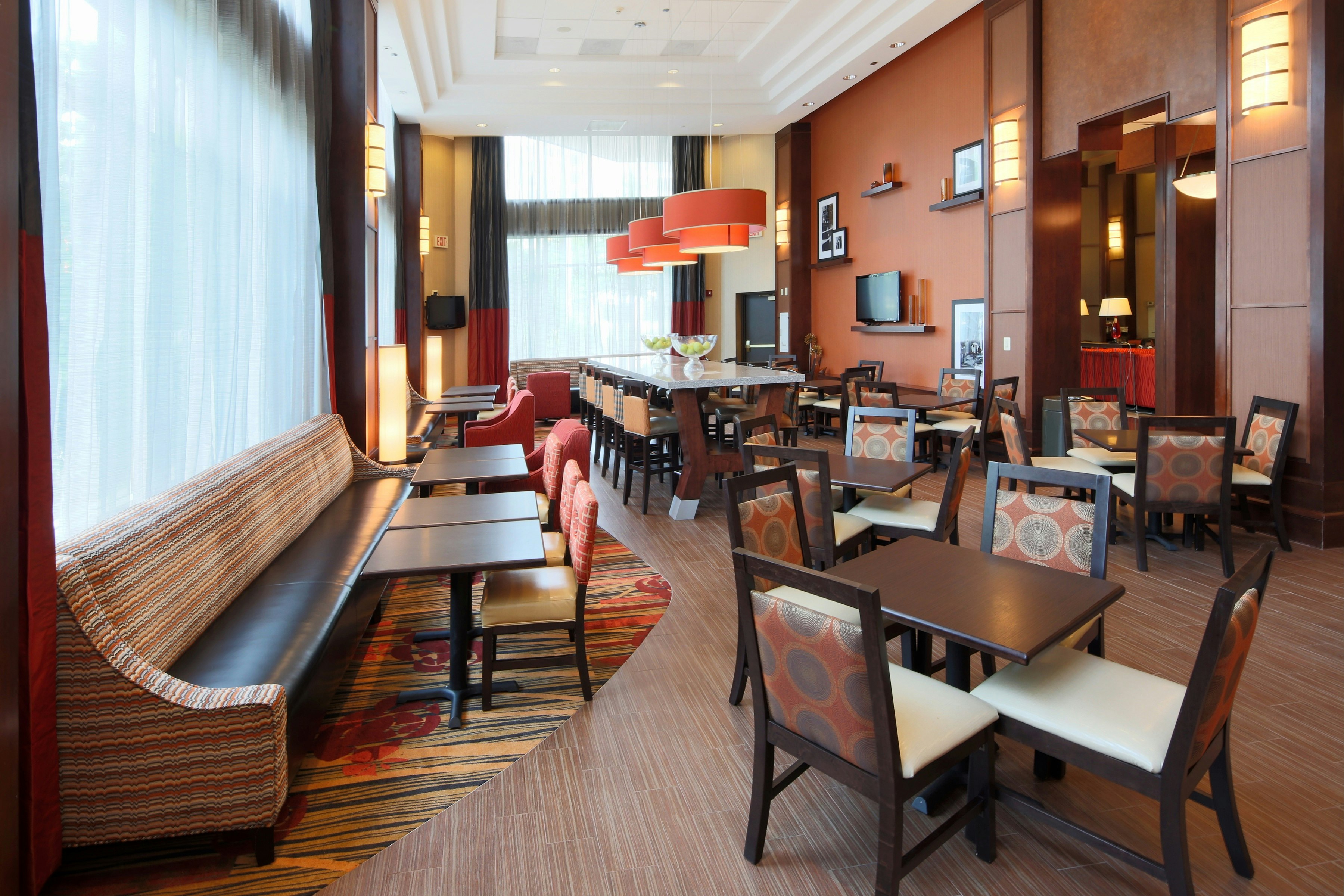 Hampton Inn & Suites Arlington Crystal City DCA 50/64