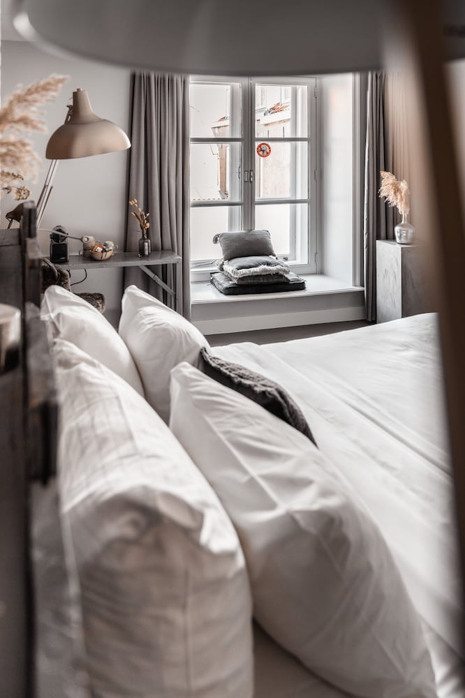 Mother Goose Hotel 8/50