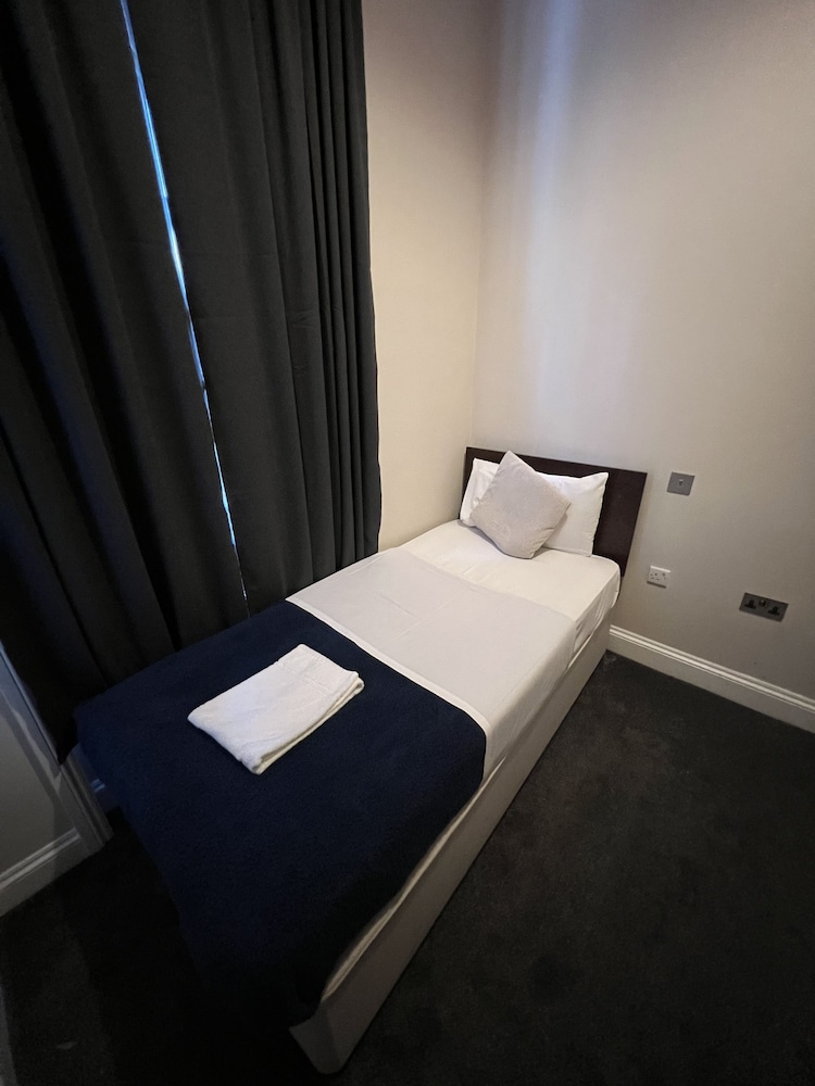 Goodwood Hotel 17/50