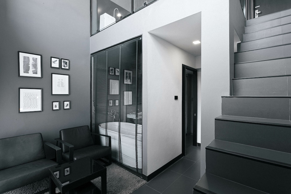 CREW HOTEL 30/50