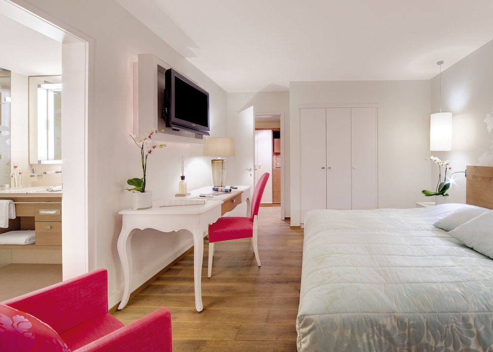 Sun, Luxury, Suite, Queen Bed, Sofa