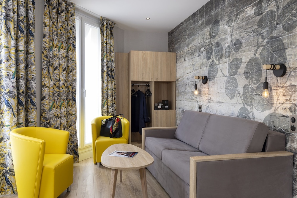 HOTEL CHARLEMAGNE 45/53