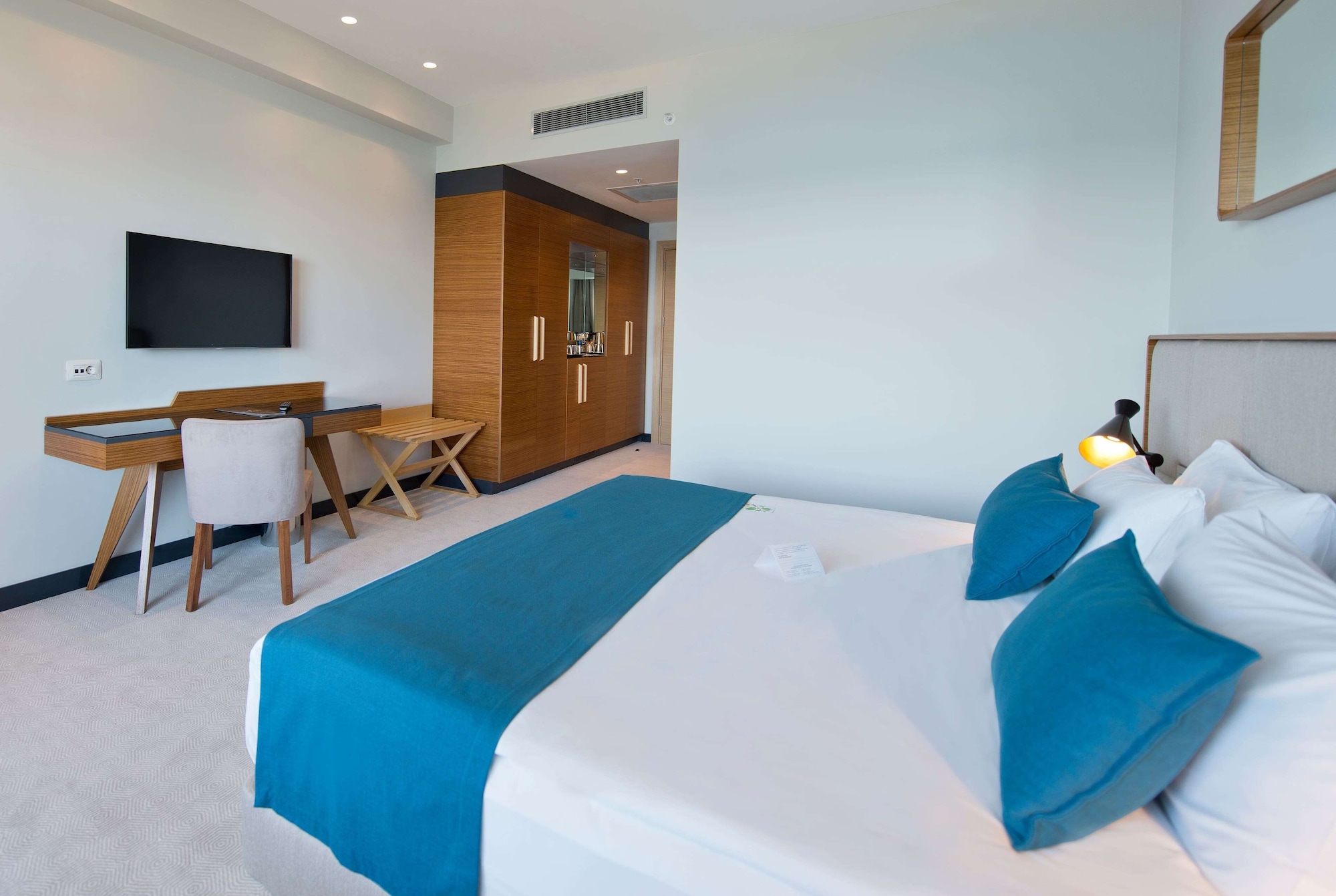 DELUXE, KING BED, GARDEN VIEW