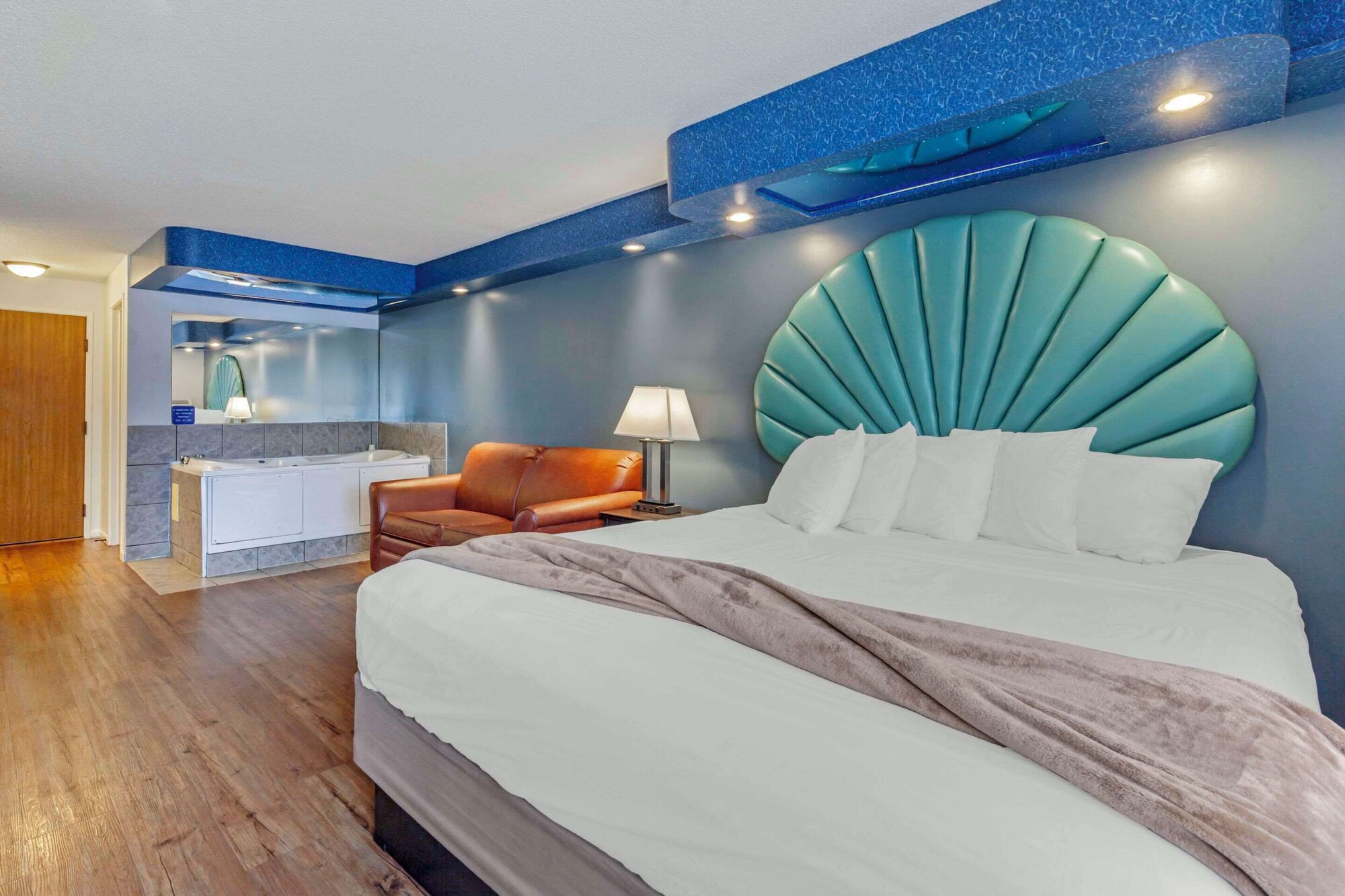غرفة قياسية بسرير كينج مع أريكة بحوض جاكوزي، Atlantis Family Waterpark Hotel, an Ascend Collection Hotel 2/10