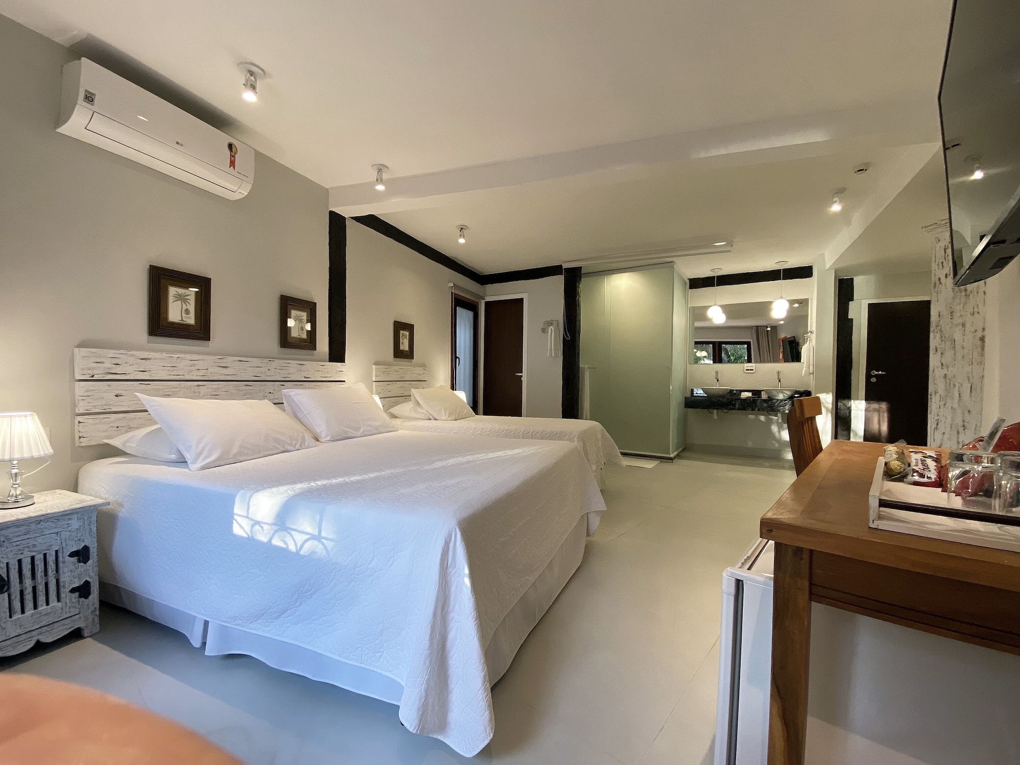 Room, 1 Queen and 1 Single Bed