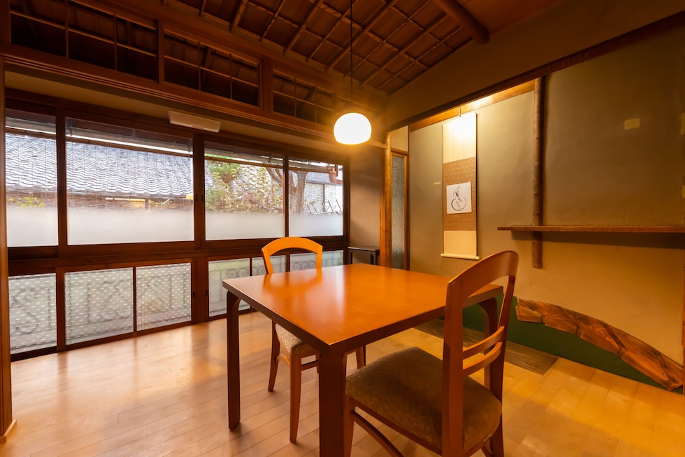 Traditional Kyoto Inn serving Kyoto cuisine IZUYASU 44/50