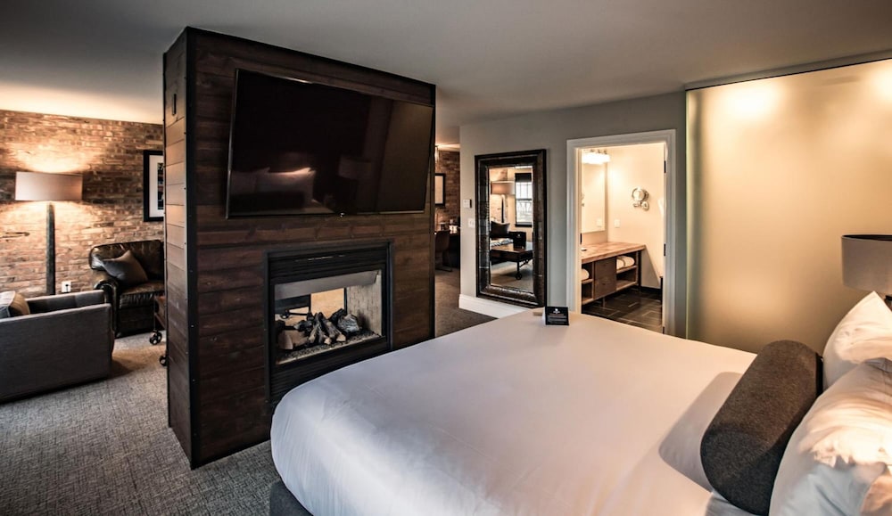 Ironworks Hotel 8/48