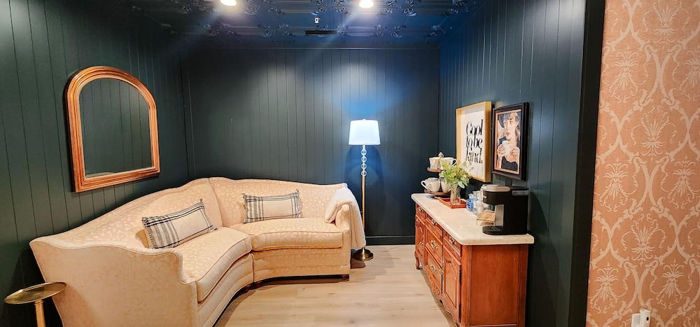 Speakeasy Suites 33/50