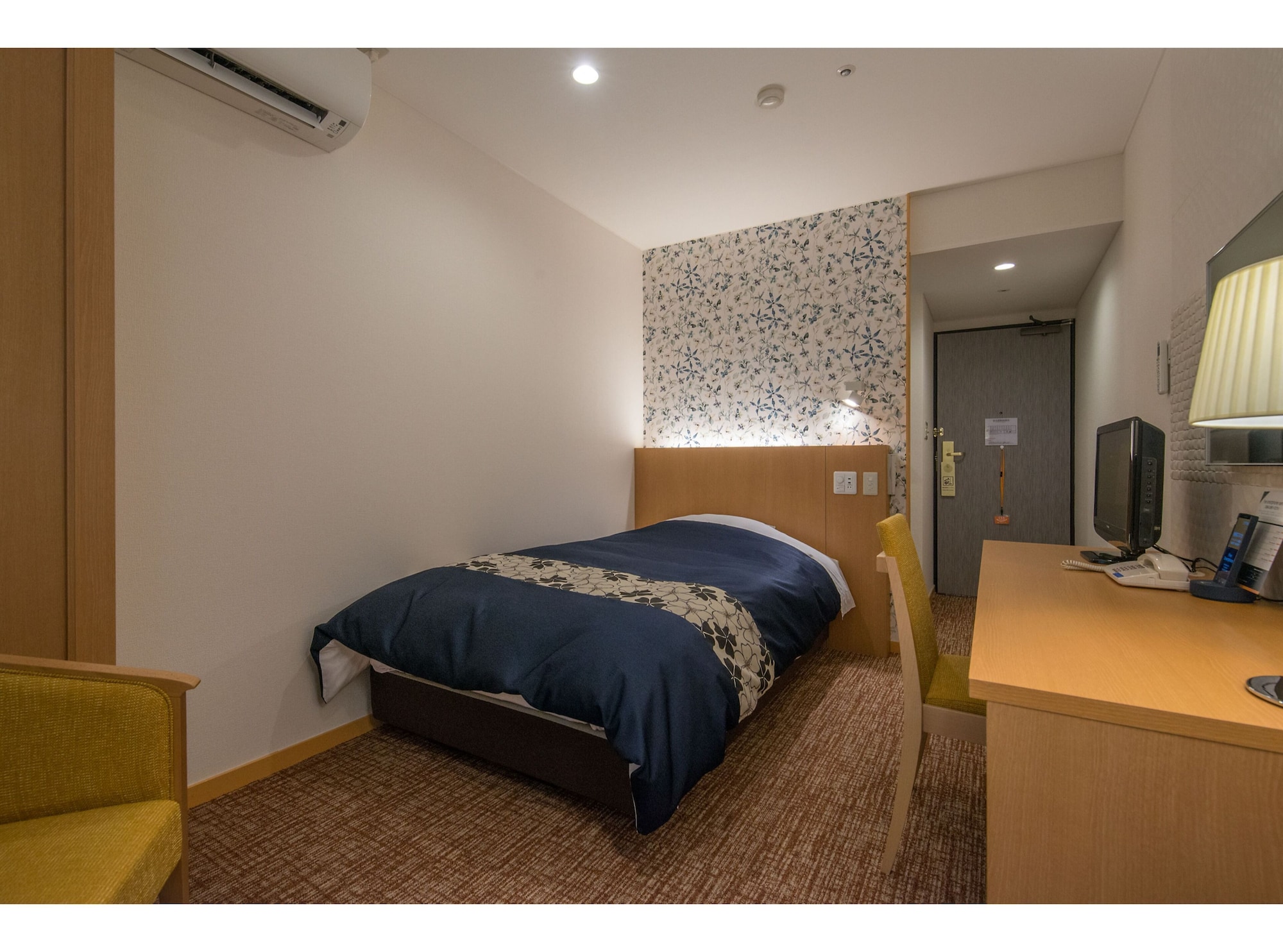 ROOM, SINGLE, SHARED BATHROOM