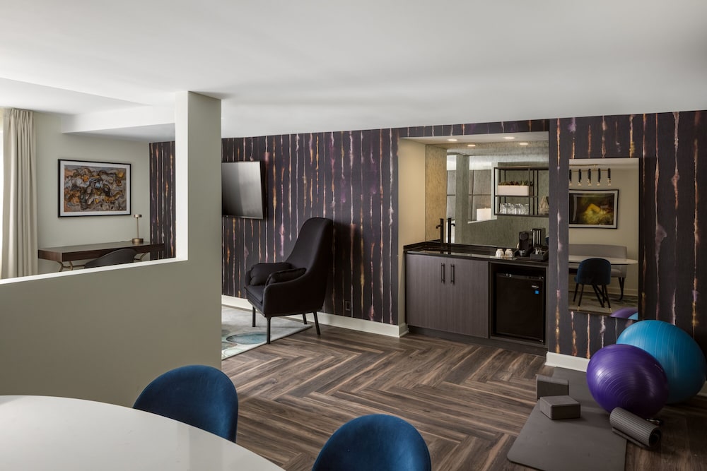 Hotel Deco Omaha, Tapestry Collection by Hilton 50/64