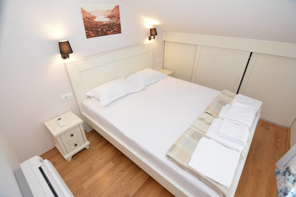 Apartments Dobrotski Dvori 7/64