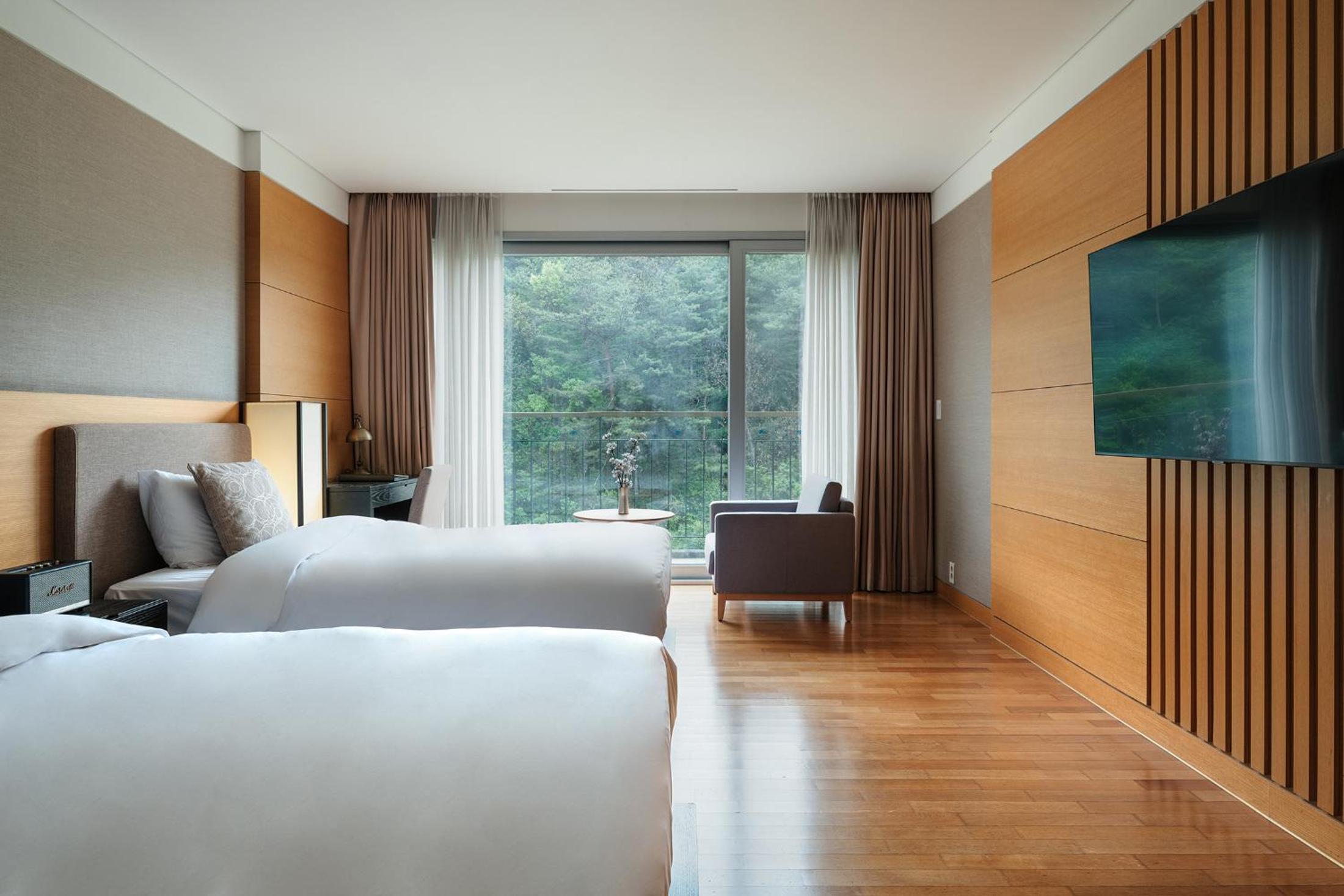 Deluxe, Twin Beds, Pool Access for 2
