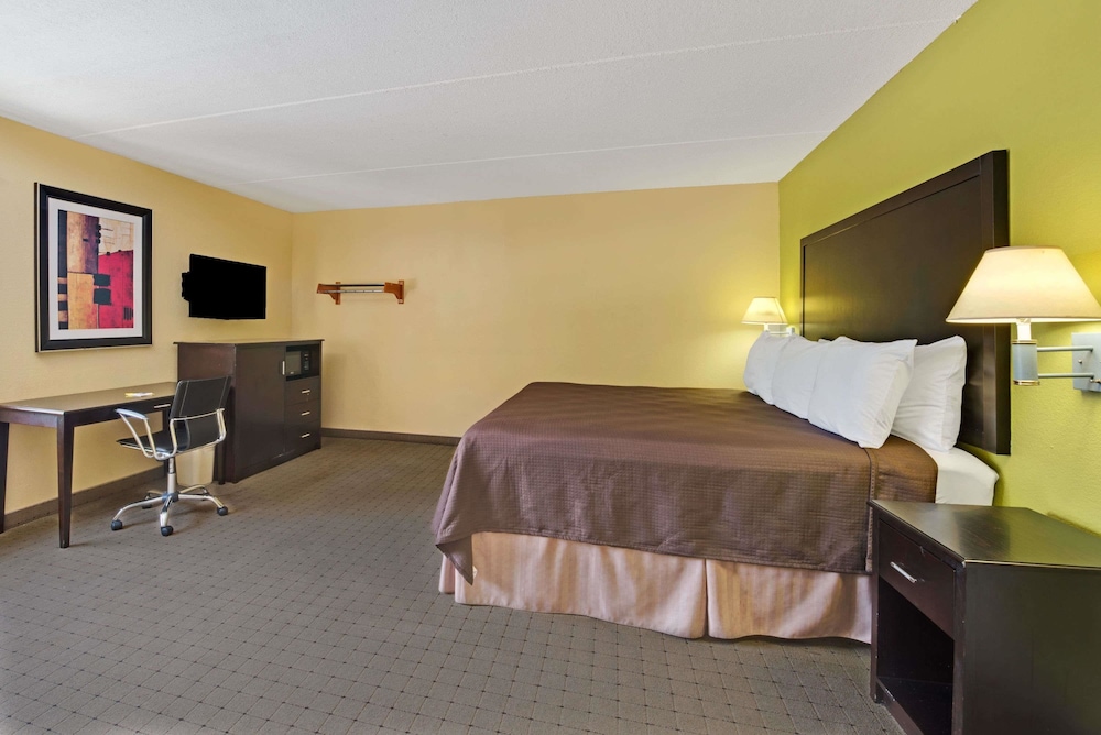 Days Inn & Suites by Wyndham DeSoto 9/44