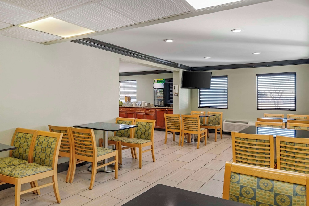 Quality Inn And Suites Southlake 36/49