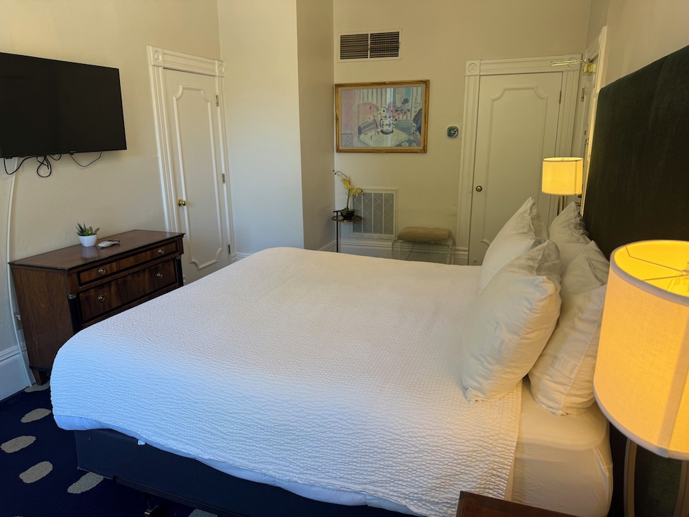 غرفة ديلوكس بسرير كينج، The Sterling Hotel 4/9
