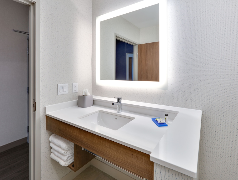 Holiday Inn Express And Suites Plano East 14/48