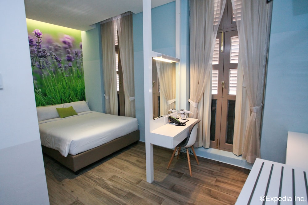 J8 Hotel 32/65