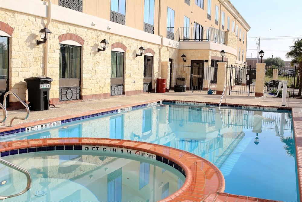 Holiday Inn Express Suites Floresville 1/58