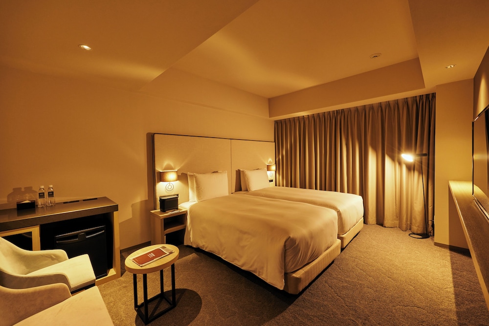 Universal, Twin Beds