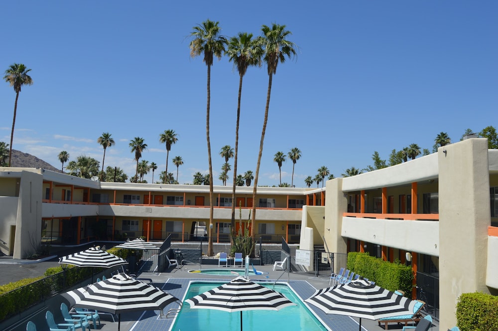 Musicland Hotel 3/49