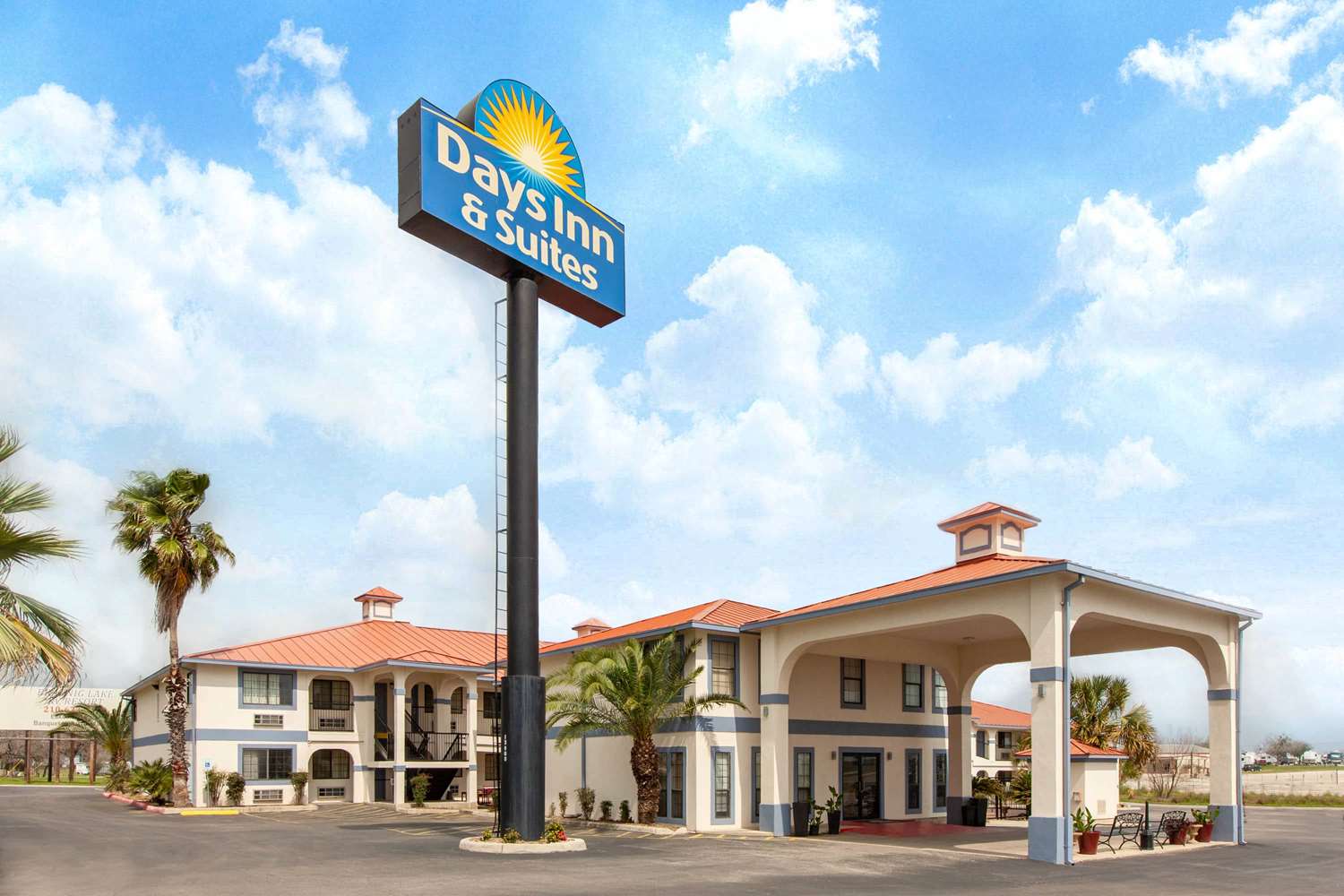 Days Inn & Suites by Wyndham Braunig Lake 3/22