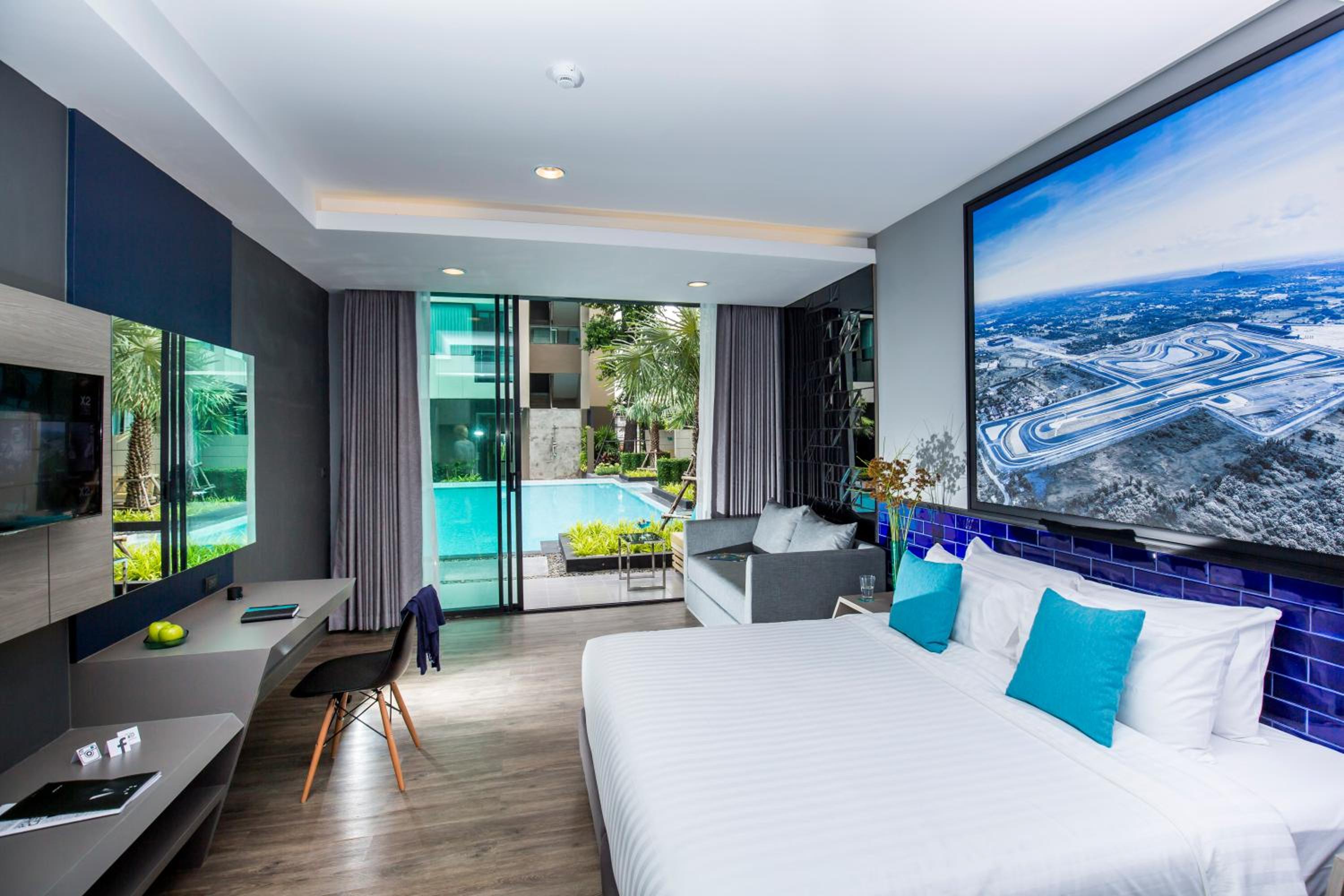 Deluxe, King Bed, Pool Access