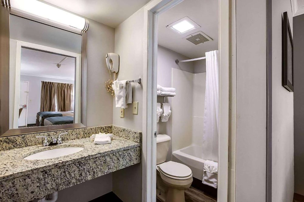 Travelodge by Wyndham Canton/Livonia Area, MI 35/38