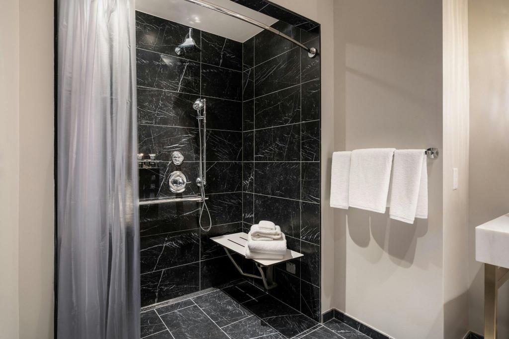 Guest Room, Executive, 2 Queen Beds, Executive Lounge Access