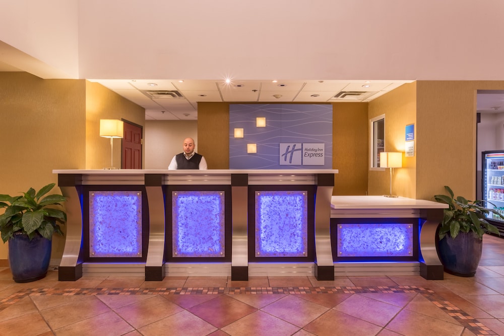 Holiday Inn Express Hotel and Suites Manteca City Center 8/76